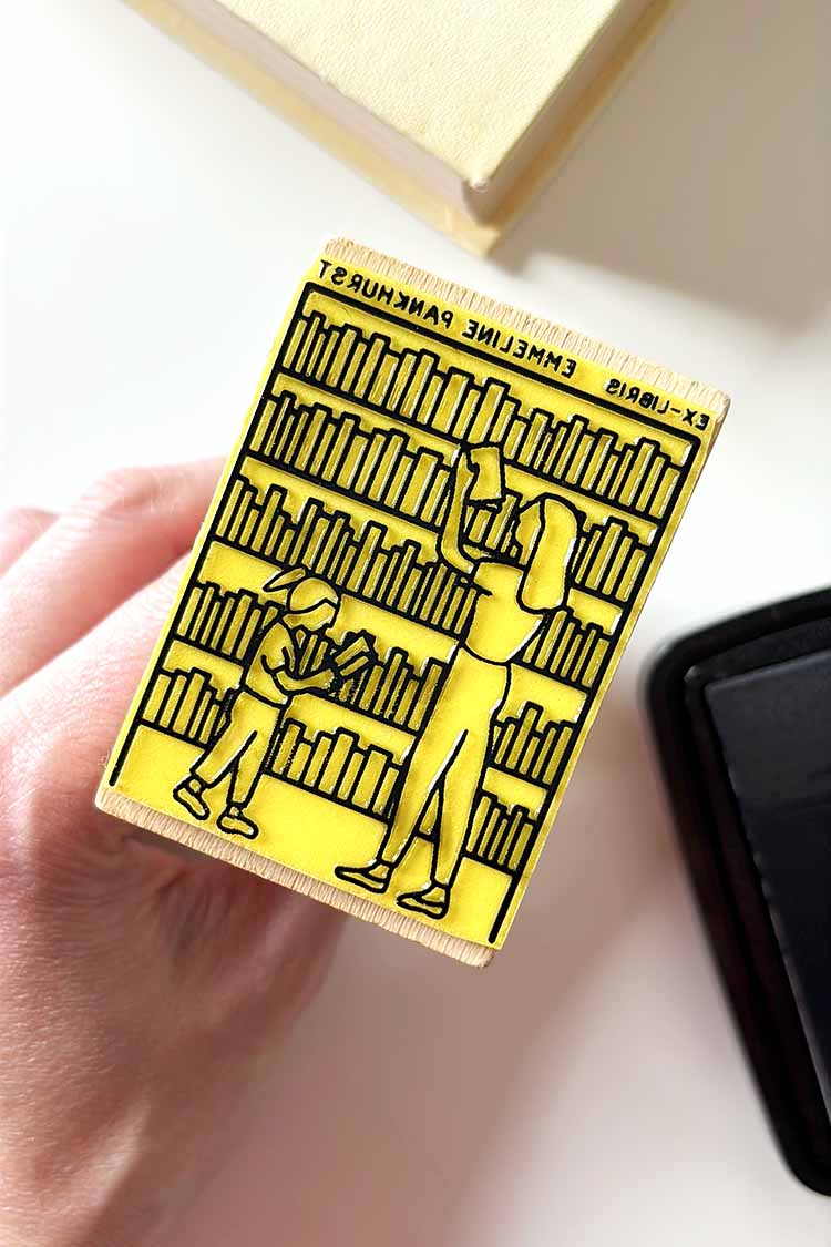 Sello ex-libris con una mujer y una niña cogiendo libros de una biblioteca