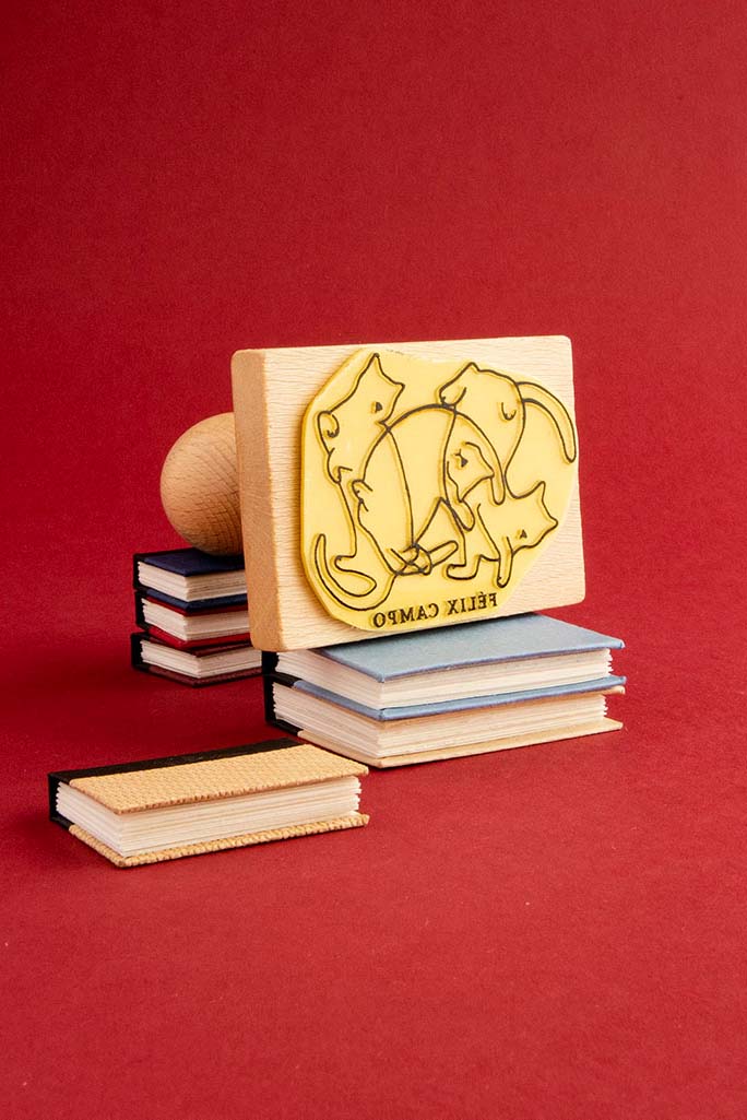 Sello ex-libris de tres gatos domésticos jugando