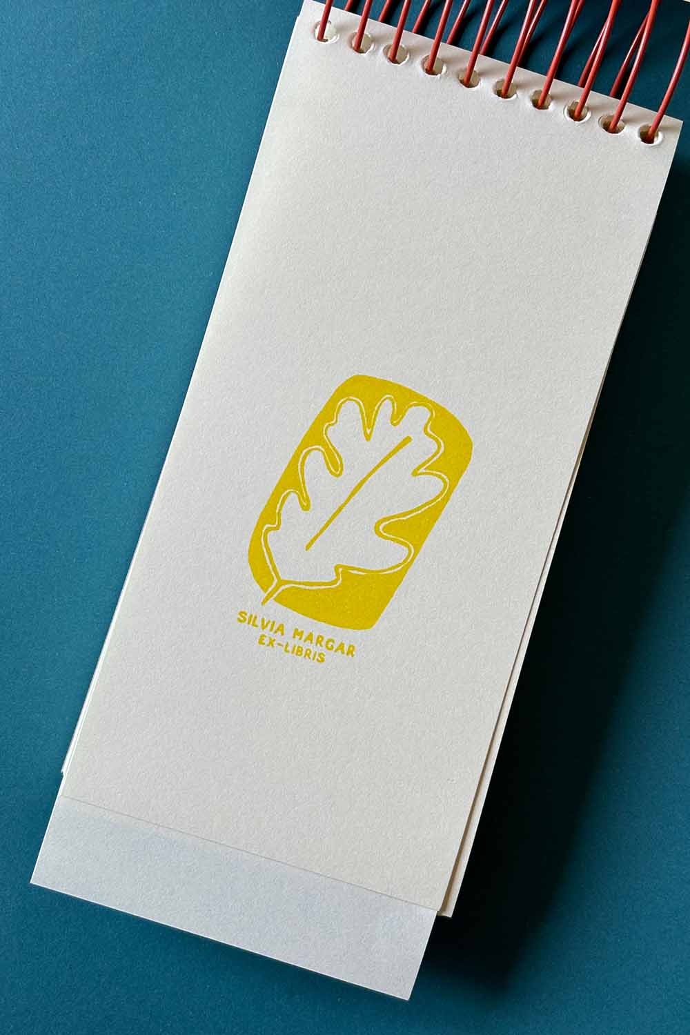 Portadilla de libro estampado con una hoja de roble