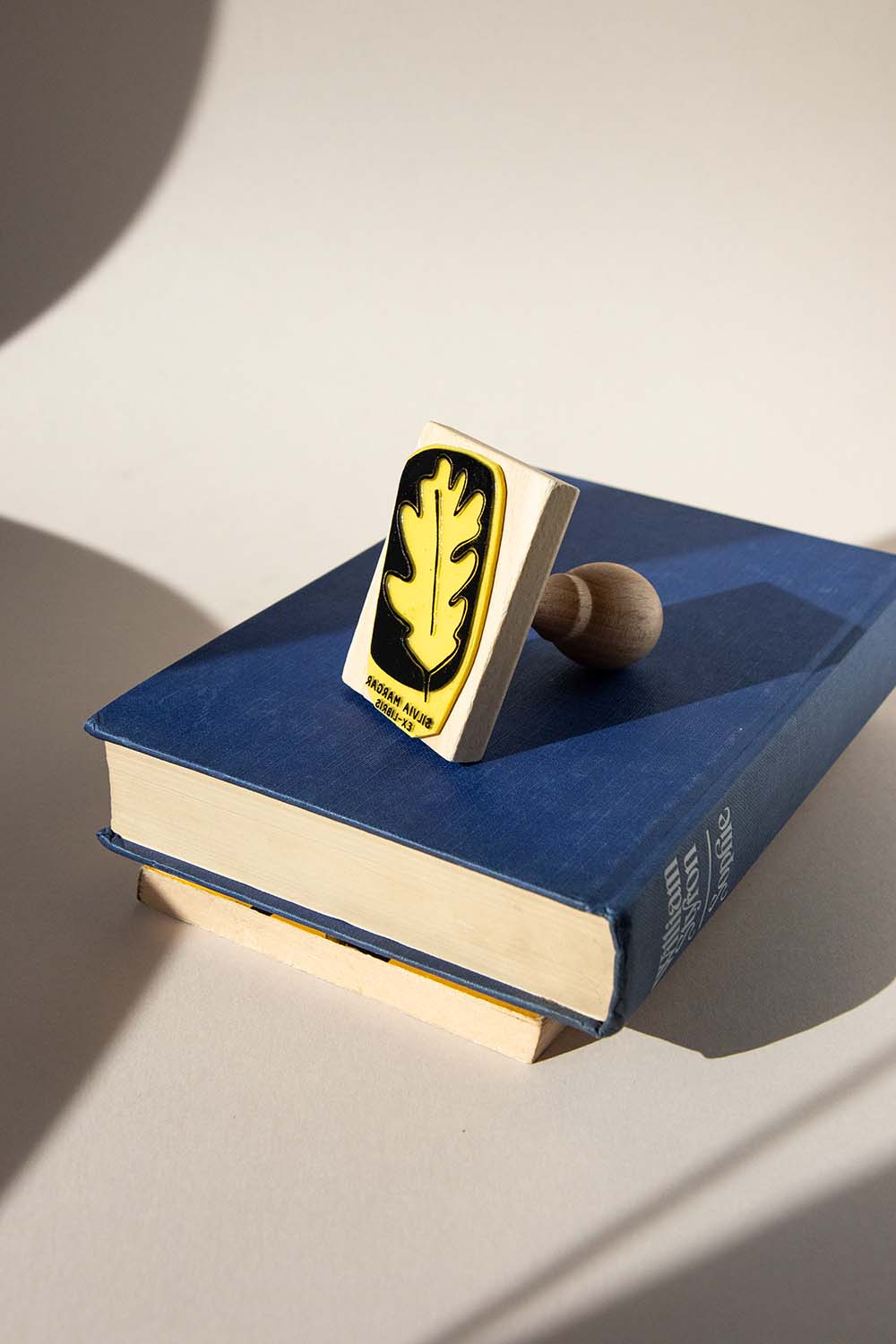 Sello ex-libris de una hoja de roble