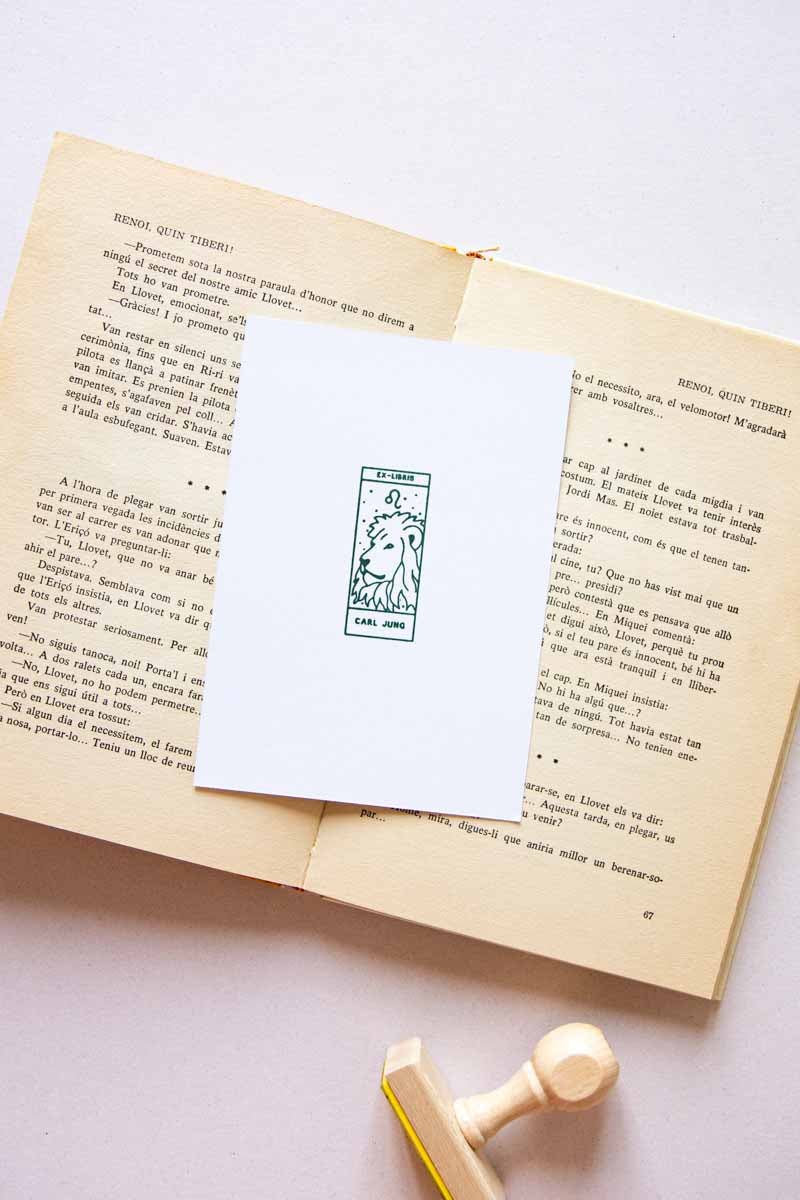 Portadilla de libro estampado con sello exlibris con signo del zodiaco leo