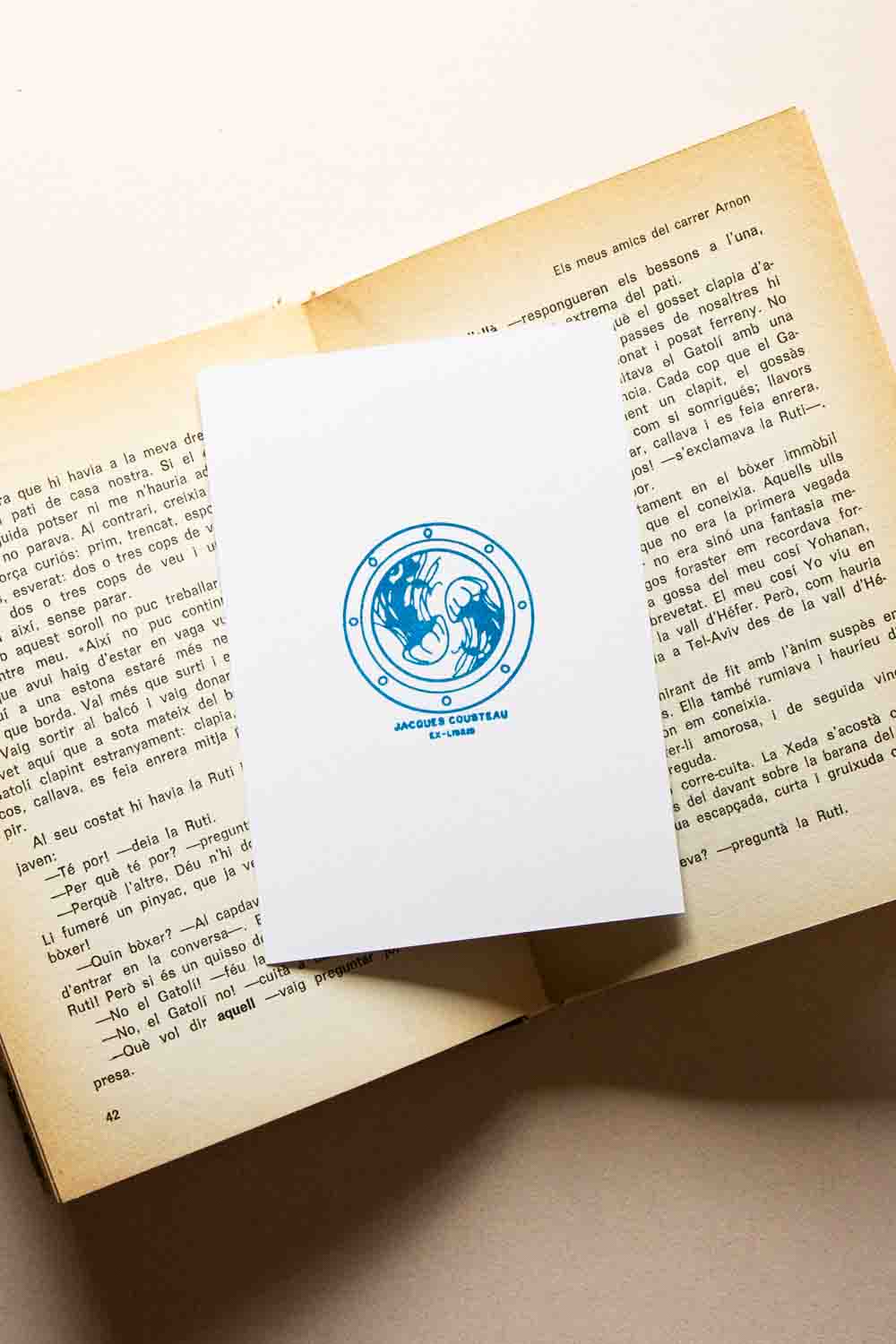Portadilla de libro estampado con sello exlibris con medusas