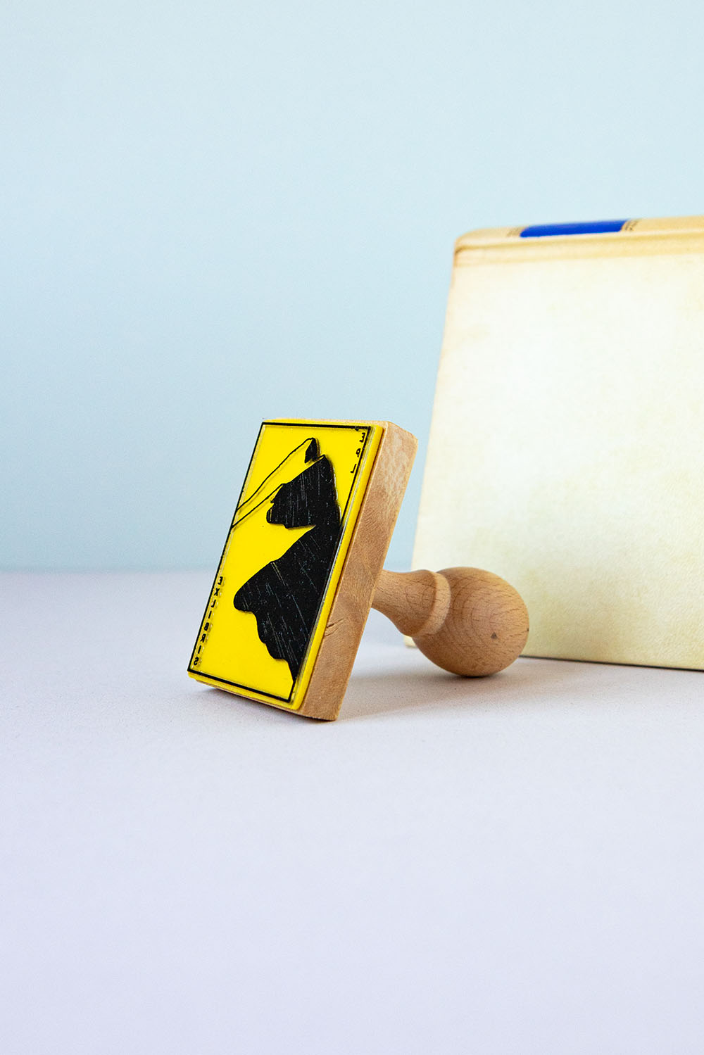 Sello exlibris grabado con una montaña