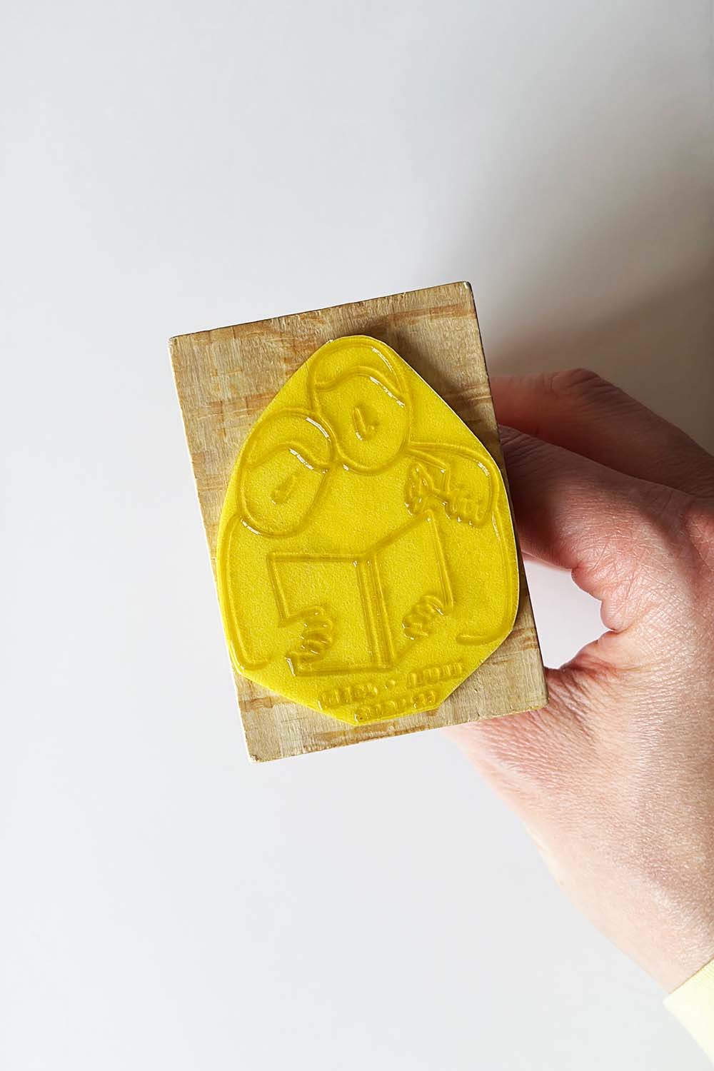 Sello exlibris grabado con una pareja leyendo