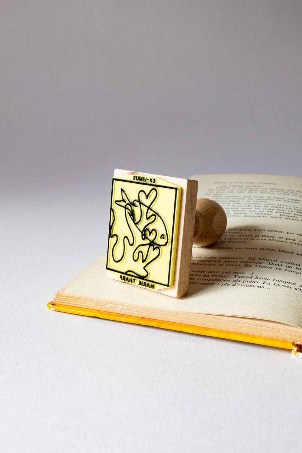 Sello ex-libris con pez en un coral