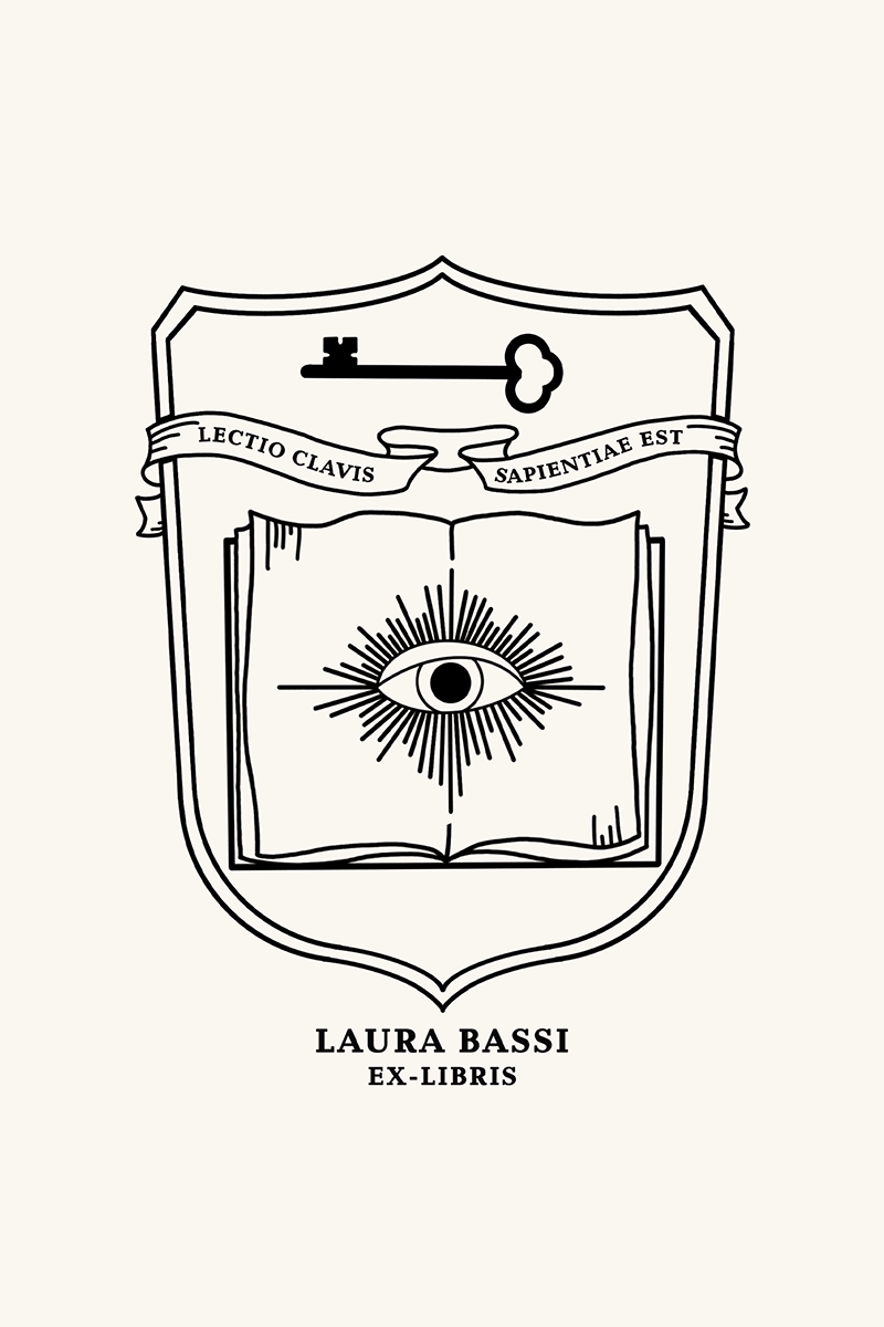 Dibujo de un escudo heráldico donde aparece un libro abierto con un ojo enmedio y una llave, enmedio hay una banderola donde aparece la cita "lectio clavis sapientiae est"