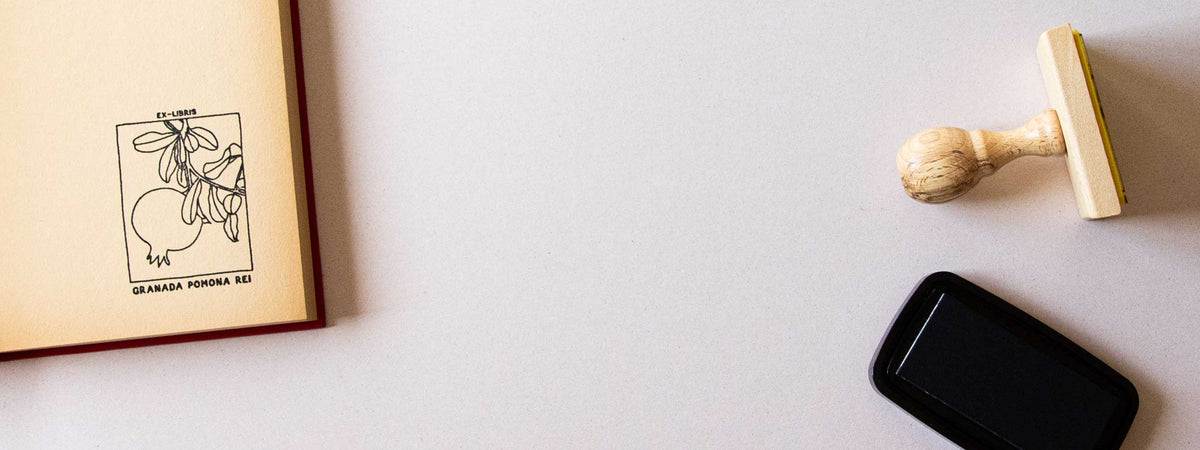Exlibris personnalisé estampé sur la page de garde d'un livre ouvert, avec un grenadier