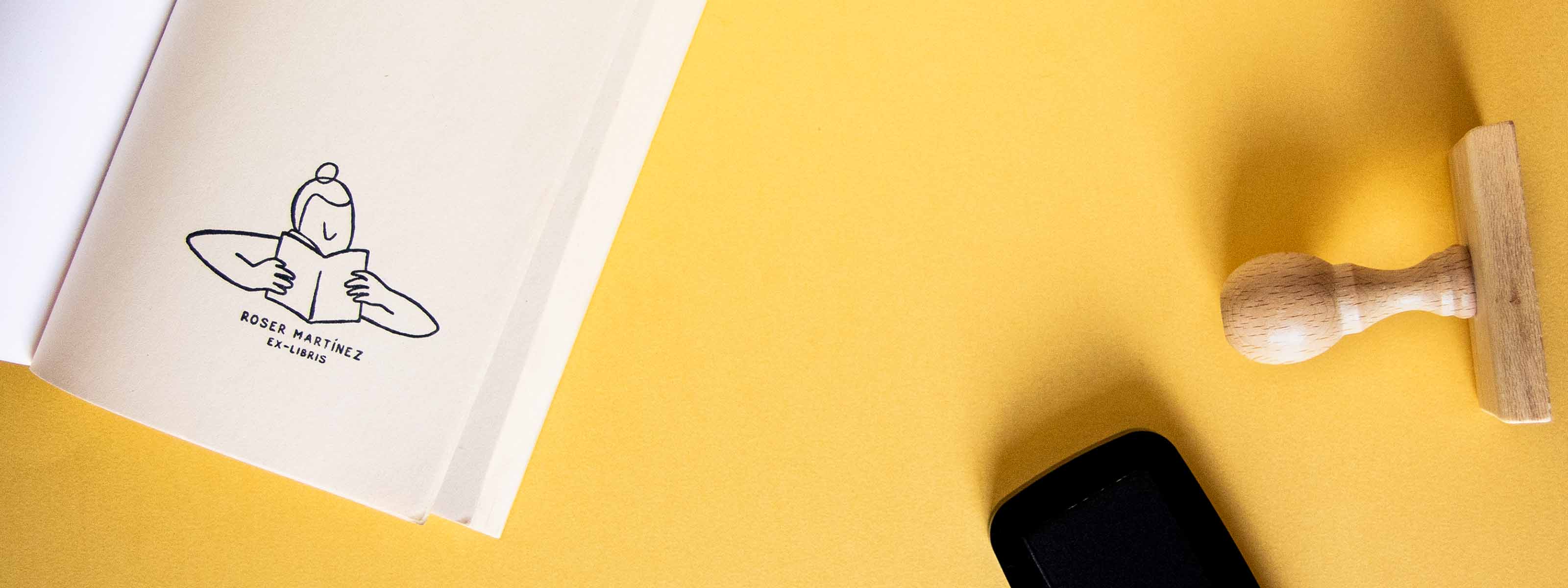 Exlibris personnalisé tamponné sur la page de garde d'un livre ouvert