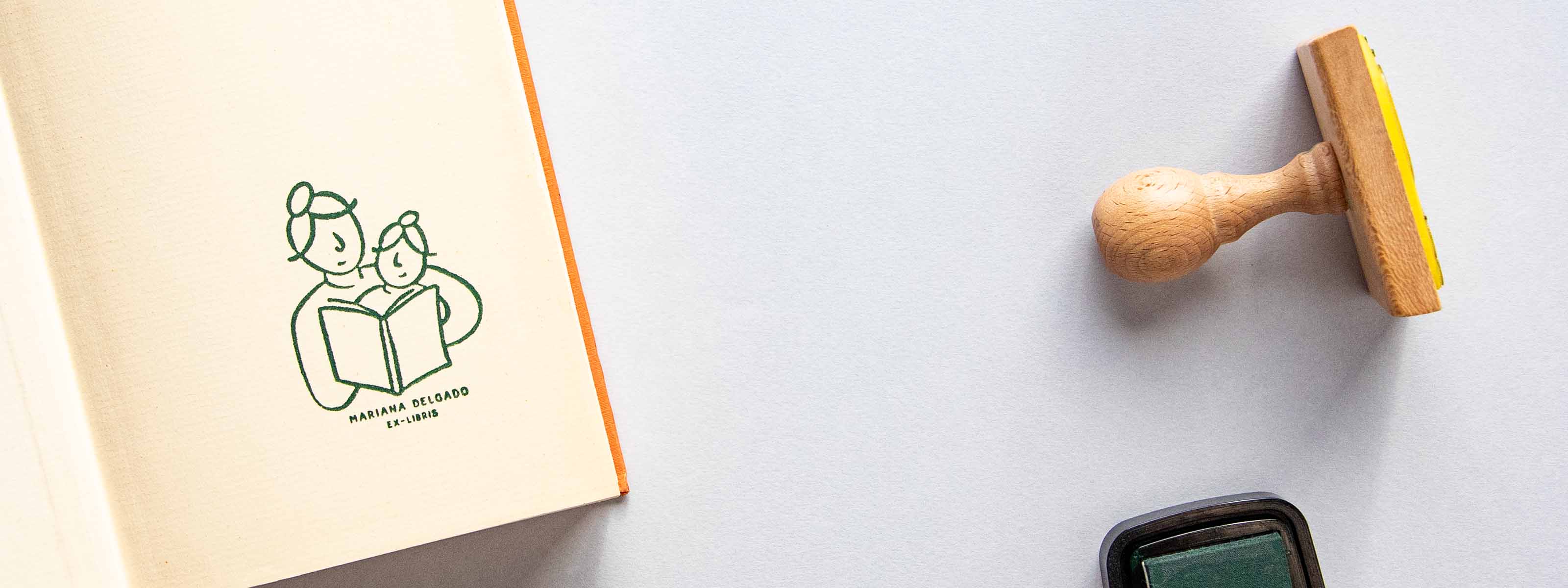 Exlibris personnalisé tamponné sur la page de garde d'un livre ouvert avec une mère et une fille partageant un moment de lecture