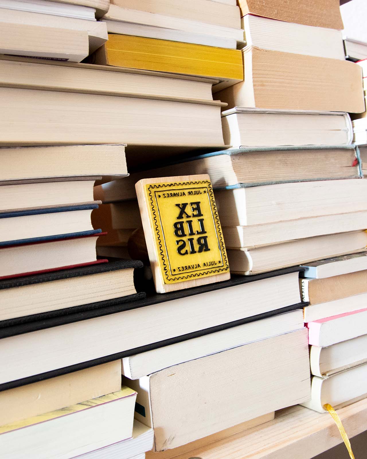 Tampon exlibris au milieu d'une pile de livres