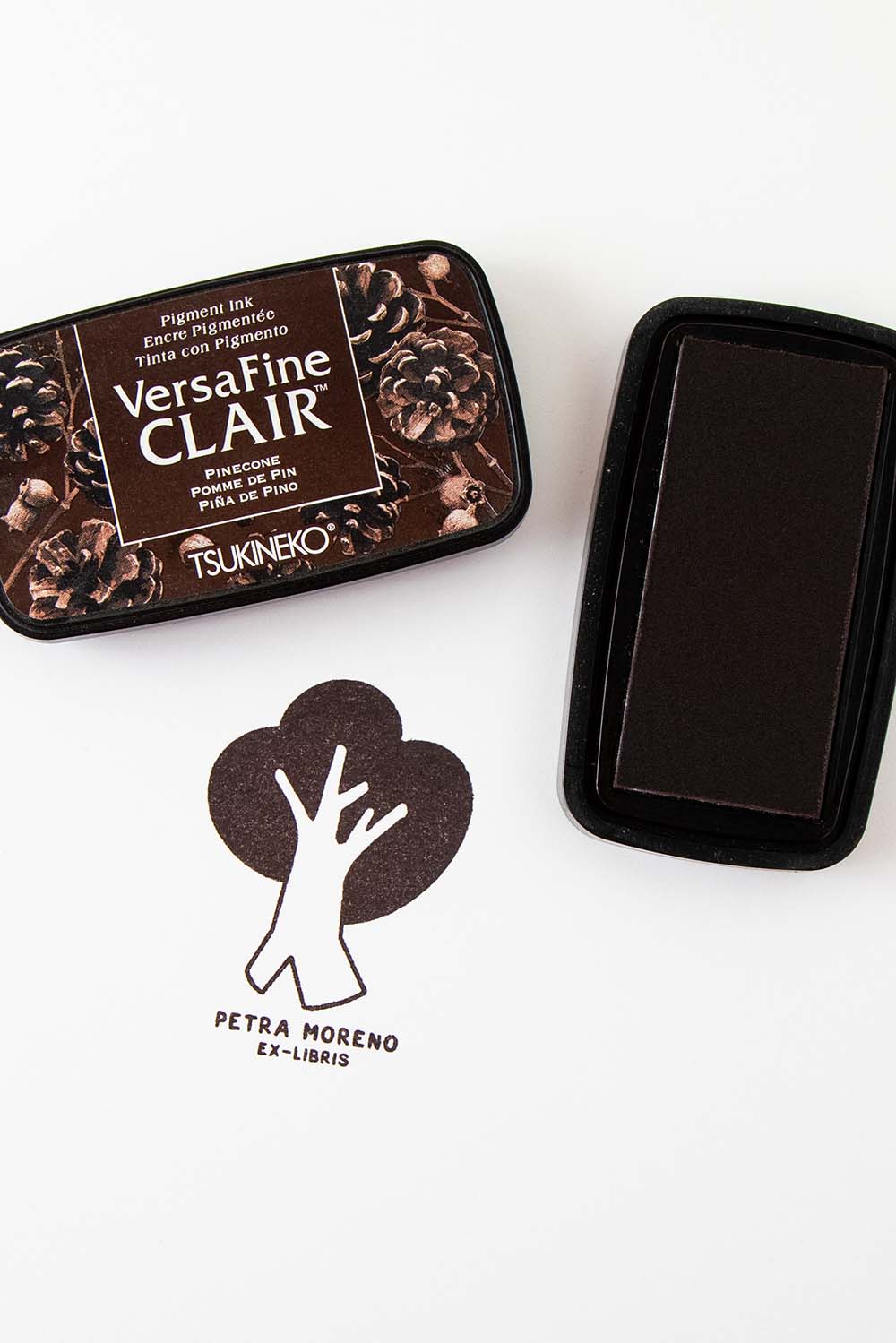 Almohadilla de tinta marrón y exlibris