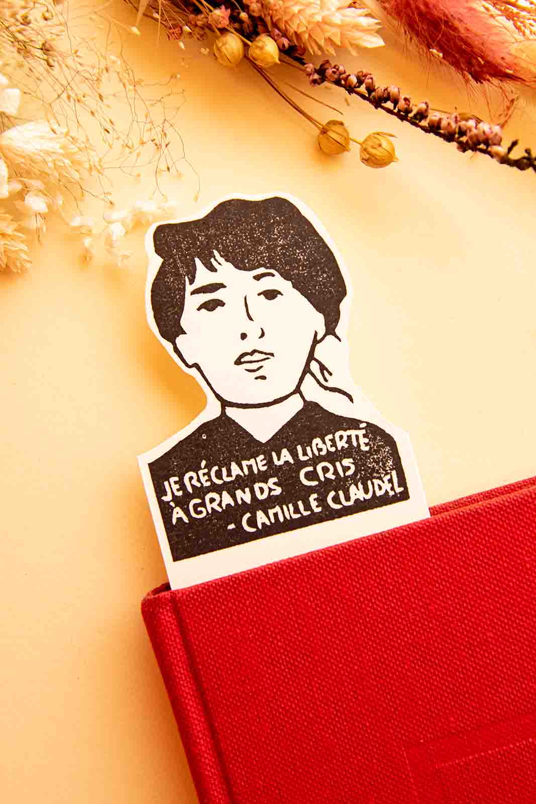 Marcapáginas Camille Claudel dentro de un libro