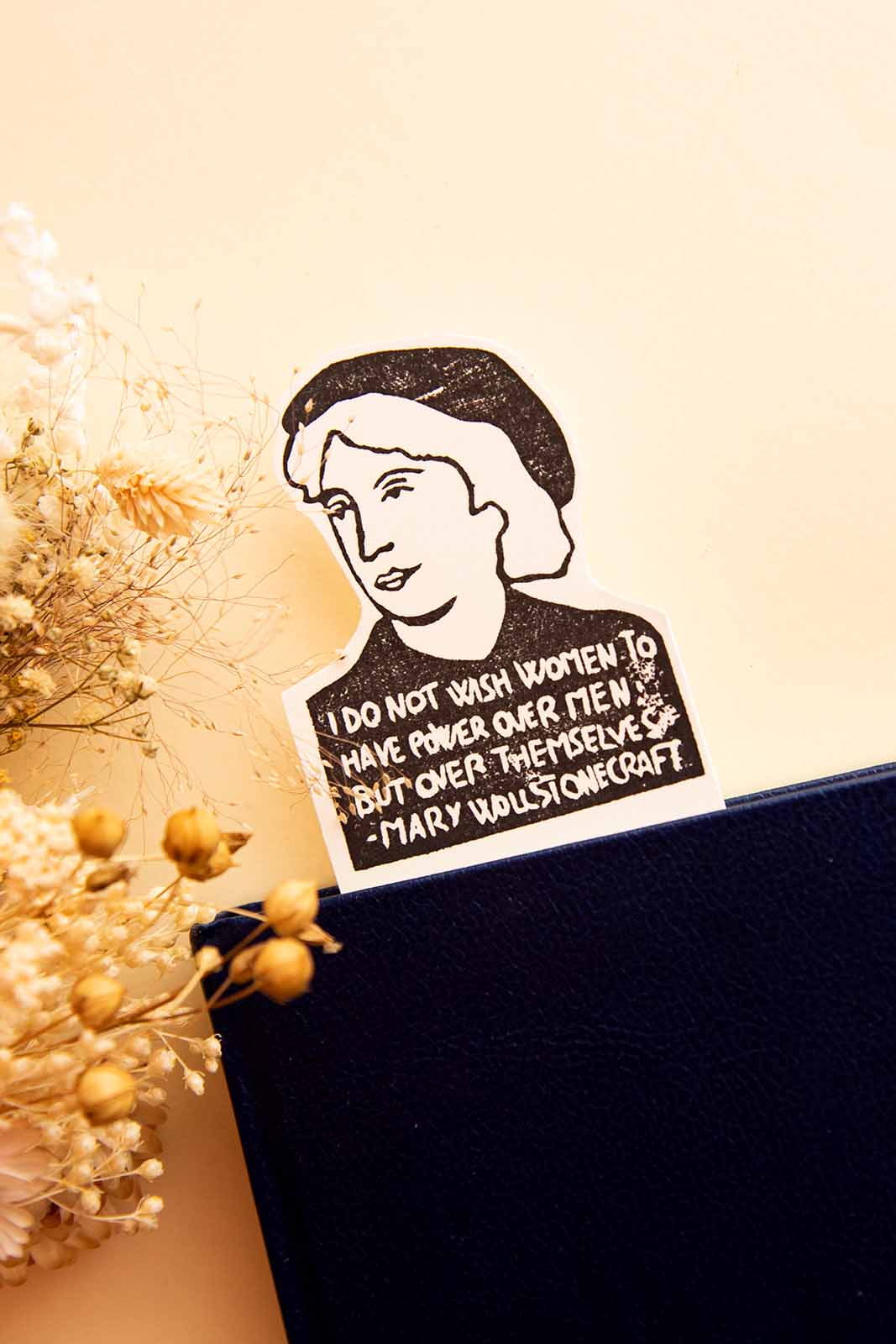 Marcapáginas Mary Wollstonecraft dentro de un libro