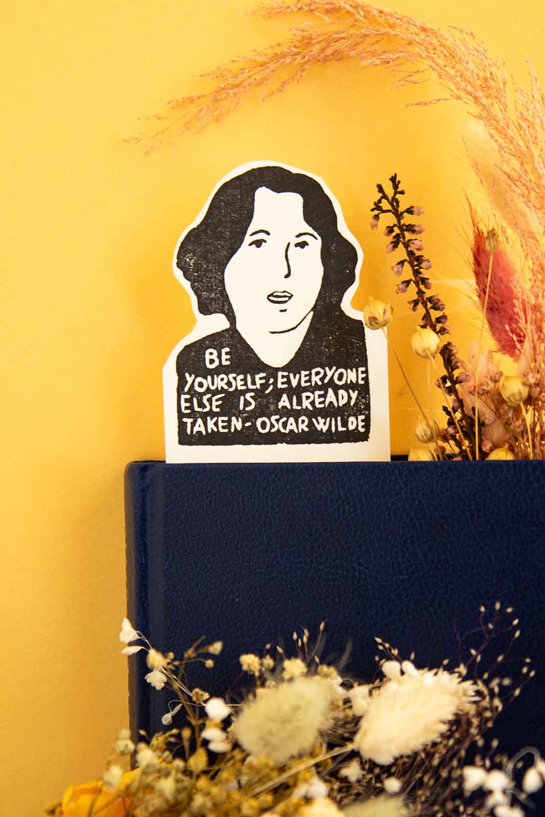 Marcapáginas Oscar Wilde dentro de un libro