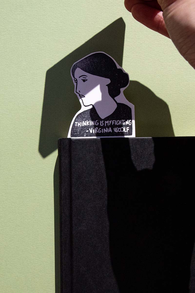 Marcapáginas Virginia Woolf dentro de un libro