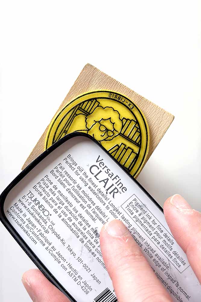 Sello ex-libris con una abuela lectora