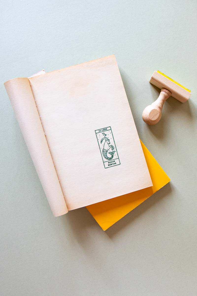 Portadilla de libro estampado con sello exlibris con signo del zodiaco capricornio