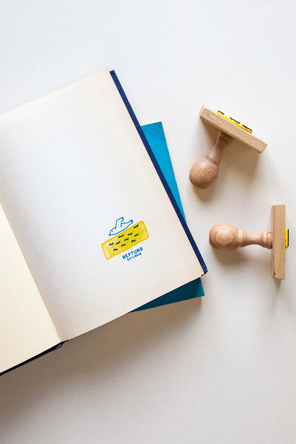 Portadilla de libro estampada con  una gaviota volando encima del horizonte y sellos