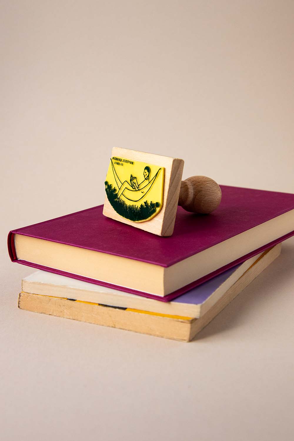 Sello ex-libris de un hombre leyendo encima de una hamaca