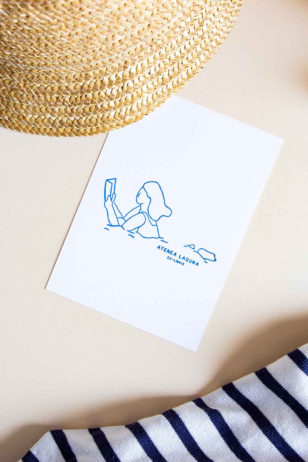 Portadilla de libro estampada con de una mujer nadando y leyendo un libro al mismo tiempo