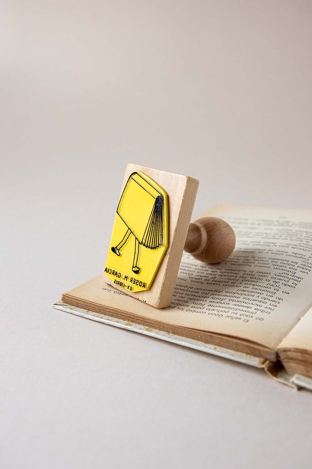 Sello exlibris grabado de un libro con piernas humanas caminando