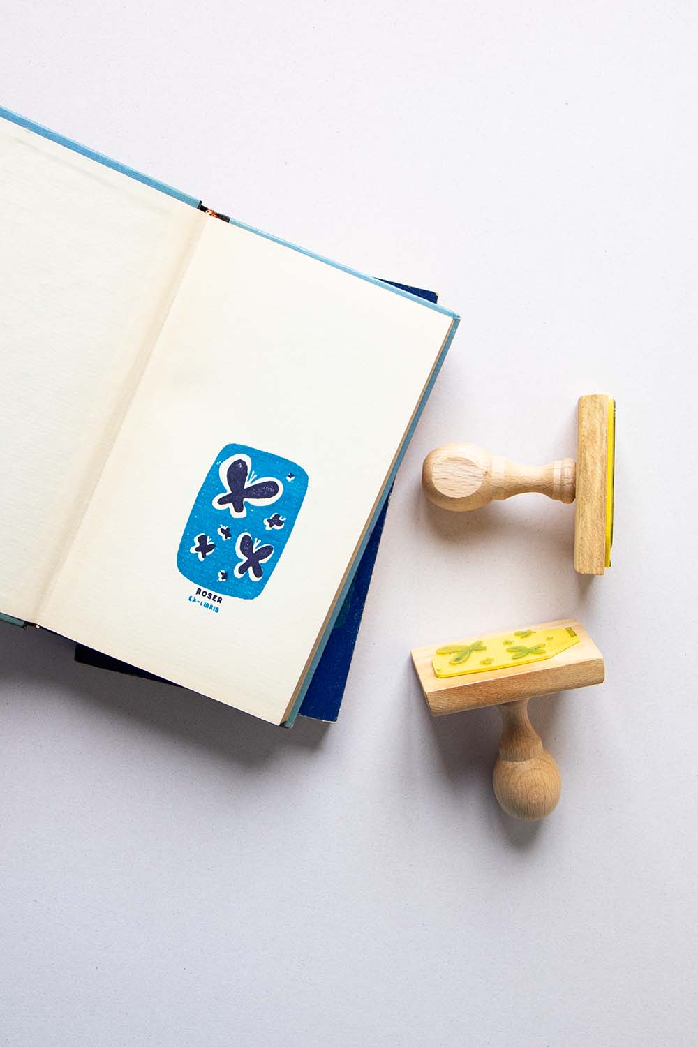 Portadilla de libro estampado con sello exlibris de mariposas y sello