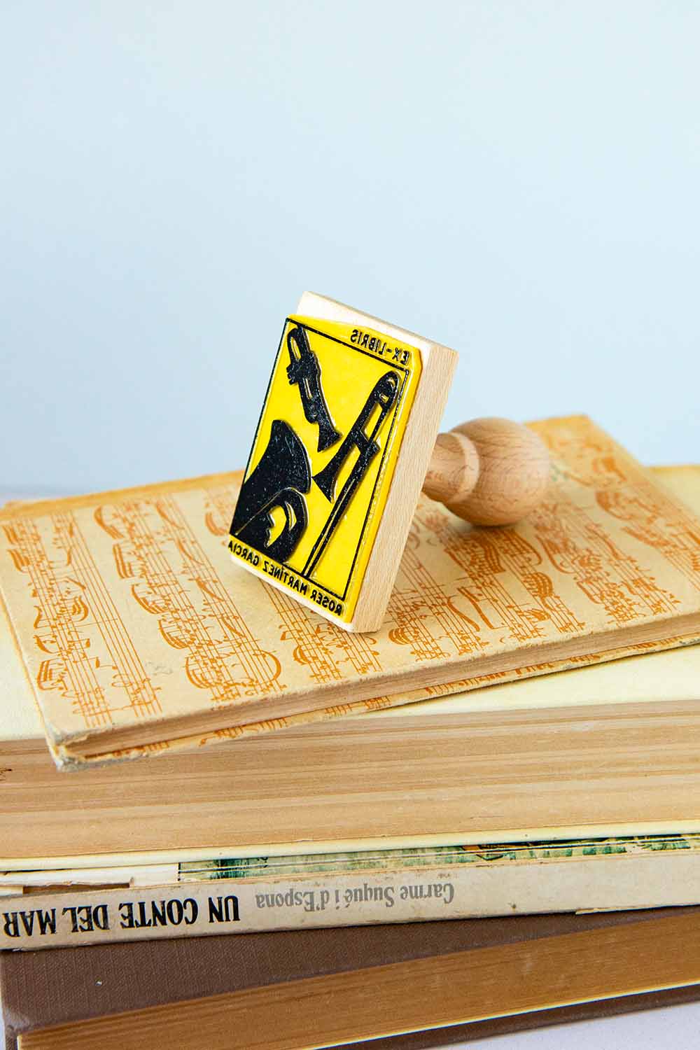 Sello exlibris grabado con trompeta, trombón y bombardino