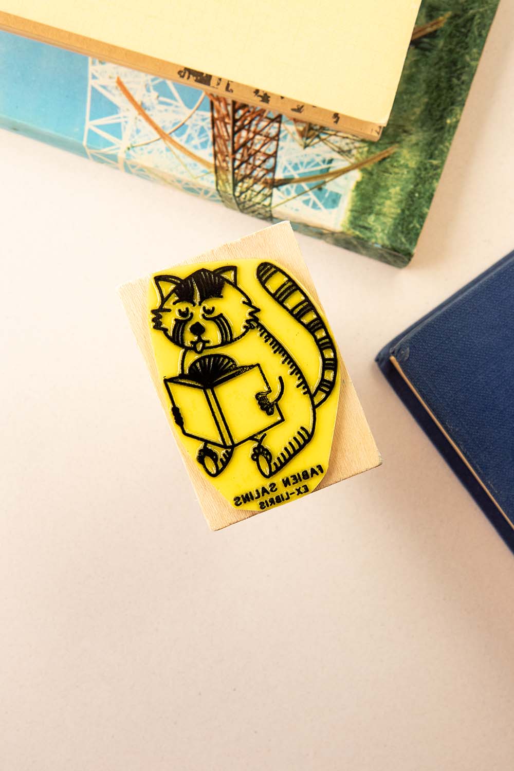 Sello exlibris grabado con un panda rojo leyendo