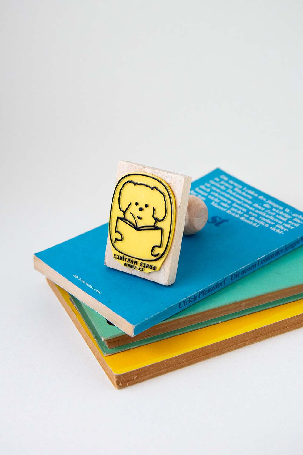 Sello exlibris grabado con un perro leyendo