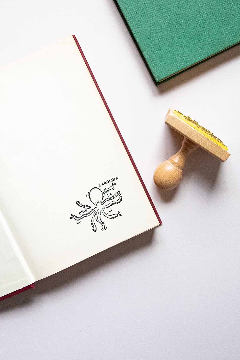 Página de libro estampada con un sello exlibris de un pulpo y sello