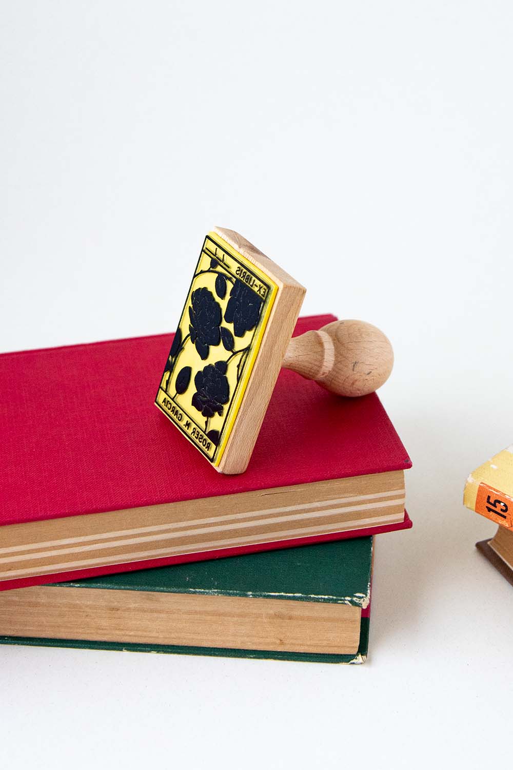 Sello exlibris grabado con rosas dentro de un recuadro