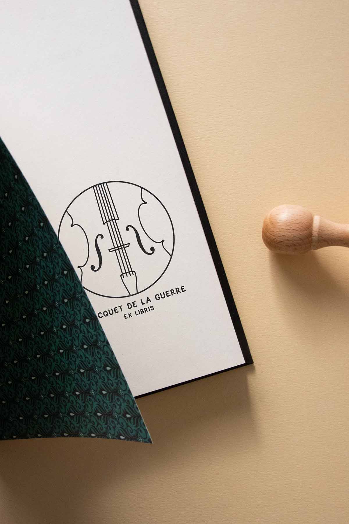 Portadilla de libro estampado con sello exlibris de violín