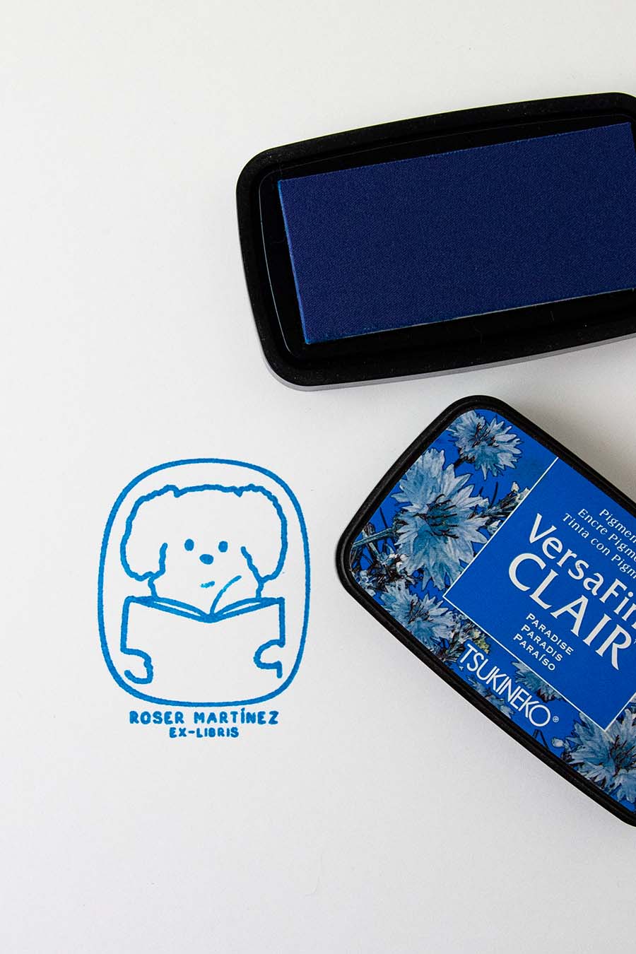 Almohadilla de tinta azul claro y exlibris