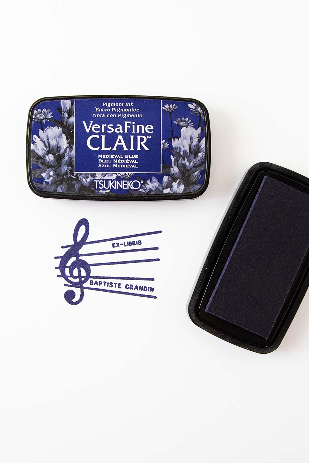 Almohadilla de tinta azul oscuro y exlibris