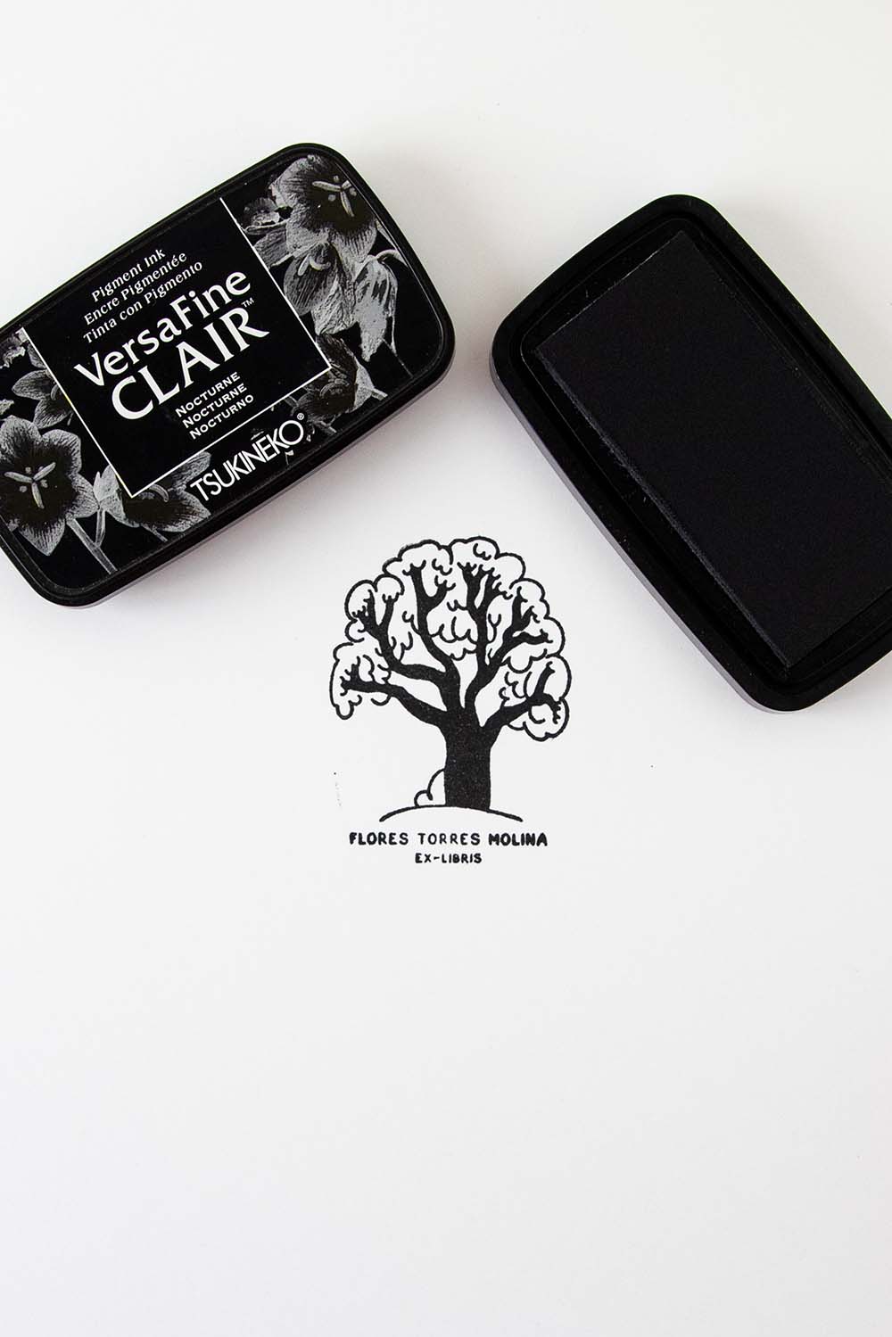 Almohadilla de tinta negra y exlibris