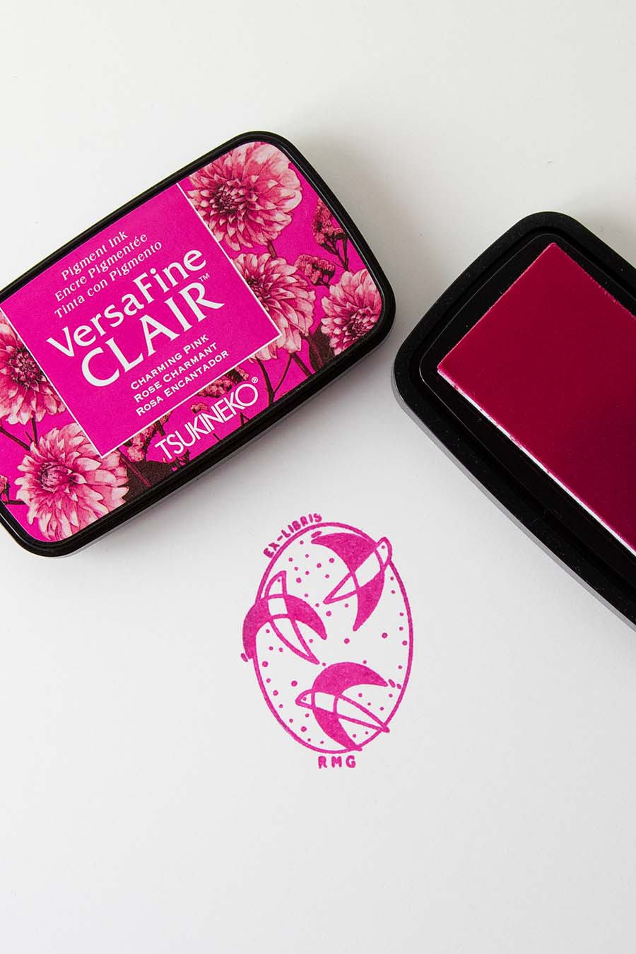 Almohadilla de tinta rosa y exlibris