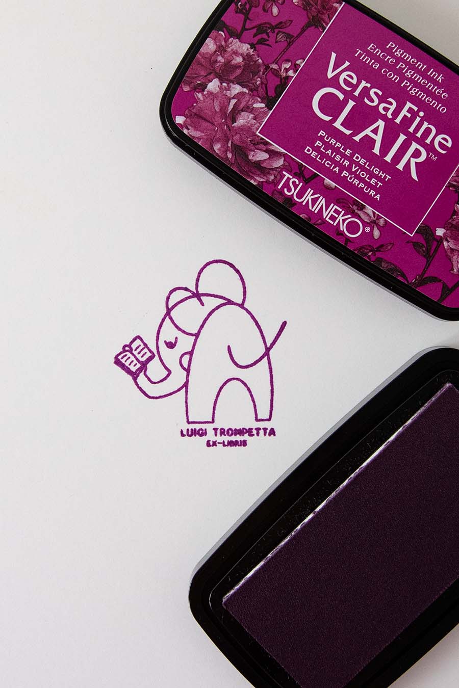 Almohadilla de tinta violeta y exlibris