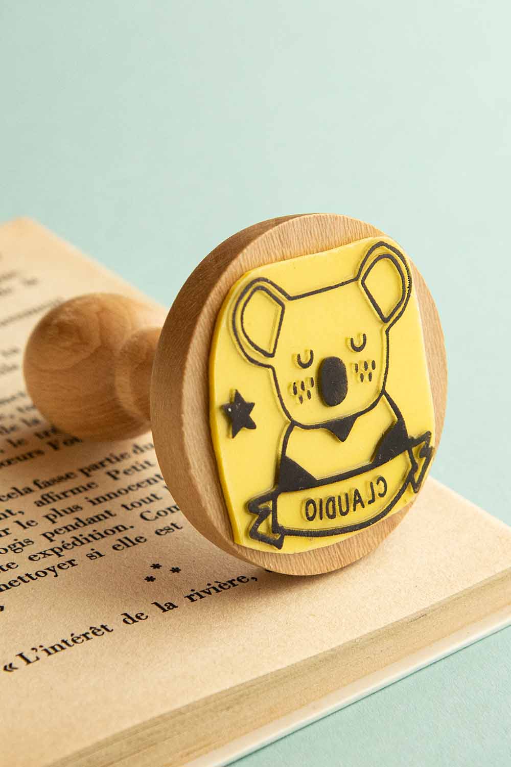 Sello exlibris grabado de un koala con una estrella al lado
